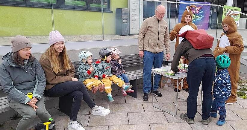 Am Unterschriftenstand: Gerhard Frank sowie die Osterhasen Jakob und Jonas Kallies.