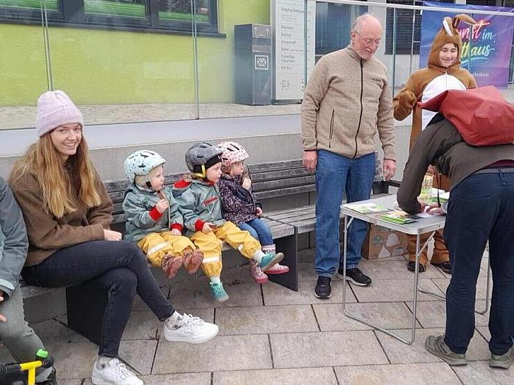 Am Unterschriftenstand: Gerhard Frank sowie die Osterhasen Jakob und Jonas Kallies.