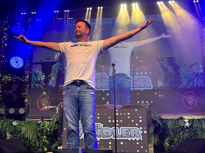 Schlagersänger Michael Wendler bei einem Auftritt im „Megapark“ auf Mallorca auf. Der umstrittene Sänger stand nach langer Pause wieder auf der Bühne am Ballermann.