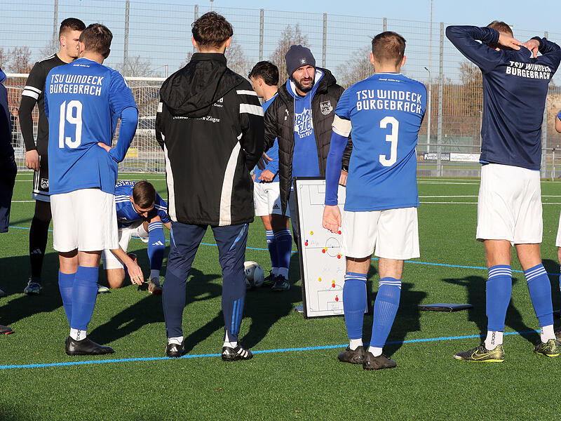 Bernd Baier (mit Tafel) und Marcel Kutzelmann sind fast am Ziel: Ihr TSV Burgebrach kann in M&uuml;nchberg den n&auml;chsten gro&szlig;en Schritt in Richtung Klassenerhalt gehen.