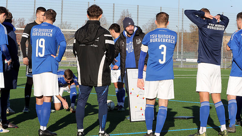 Bernd Baier (mit Tafel) und Marcel Kutzelmann sind fast am Ziel: Ihr TSV Burgebrach kann in M&uuml;nchberg den n&auml;chsten gro&szlig;en Schritt in Richtung Klassenerhalt gehen.