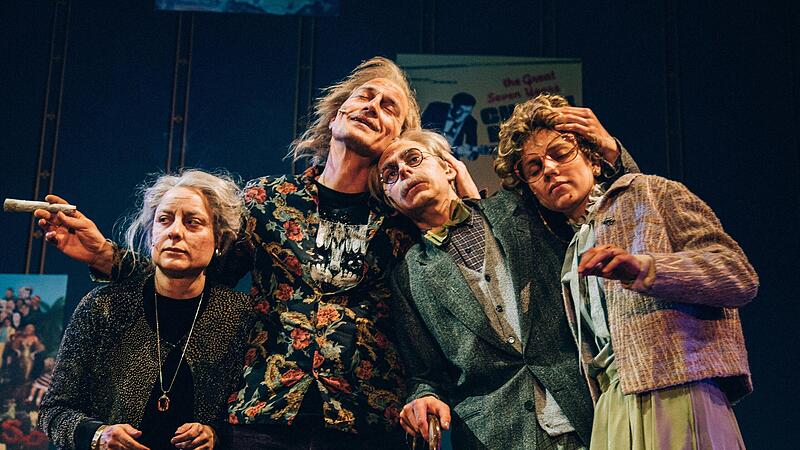 „Ewig Jung“: Erik Gedeons Songdrama feierte in der Regie von Matthias Straub Premiere am Landestheater Coburg. Szene mit Juliane Schwabe, Nils Liebscher, Hans Ehlers und Annelie Straub (von links). „Ewig Jung“: Erik Gedeons Songdrama feierte in der Regie von Matthias Straub Premiere am Landestheater Coburg. Szene mit Juliane Schwabe, Nils Liebscher, Hans Ehlers und Annelie Straub (von links).