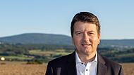 Bei der Einführung einer Bezahlkarte für Asylbewerber geht Bayern einen Sonderweg. Innenstaatssekretär Sandro Kirchner (CSU) will damit Asylanreize reduzieren. Bei der Einführung einer Bezahlkarte für Asylbewerber geht Bayern einen Sonderweg. Innenstaatssekretär Sandro Kirchner (CSU) will damit Asylanreize reduzieren.
