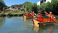 Die Brühtröge und ihre Kapitäne lieferten sich auf der Wiesent in Nankendorf ein Kopf-an-Kopf-Rennen.