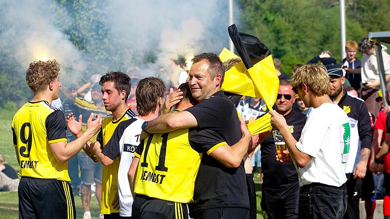 Erleichterung bei den K&ouml;dnitzer Spielern und Betreuern nach dem 0:0 gegen die SG Rugendorf/Losau, das zum Titelgewinn am vorletzten Spieltag reichte. Die Fans im Hintergrund feiern indes den Aufstieg in die Kreisliga mit Bengalos.