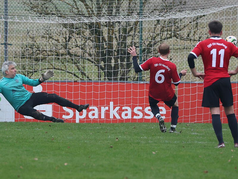 Neufang - Burgkunstadt Der Elfmetertreffer des Neufangers Lorenz Kotschenreuther führt zum gerechten Unentschieden gegen Burgkunstadt.