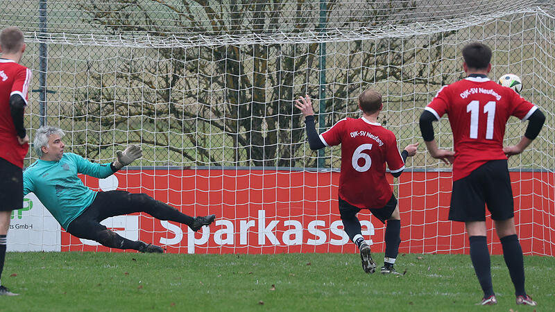 Neufang - Burgkunstadt Der Elfmetertreffer des Neufangers Lorenz Kotschenreuther führt zum gerechten Unentschieden gegen Burgkunstadt.