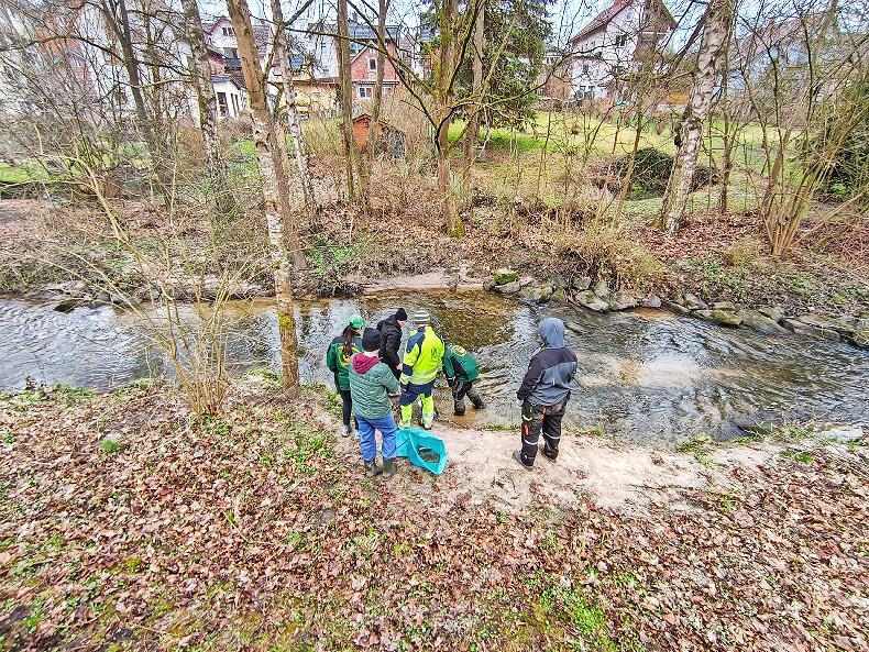 In kleinen Gruppen suchten die Helfer nach M&uuml;ll am Lauf der R&ouml;den.