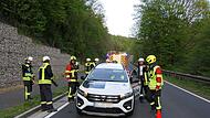 Mit Muskelkraft schoben die Einsatzkräfte das Auto über den Fahrradweg auf einen Grünstreifen