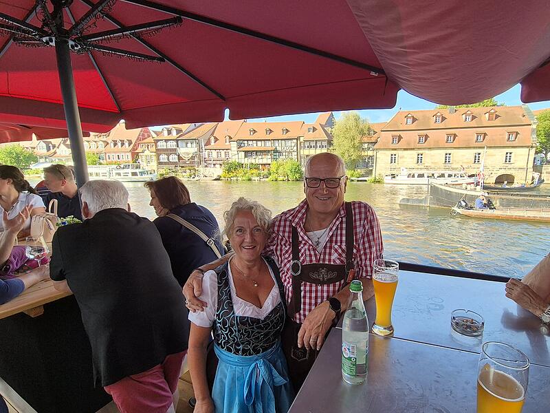 So schön ist es im Regnitz-Biergarten der Brauerei Gänstaller bei der Sandkerwa: Im Hintergrund die Gärten der Anwohner Klein-Venedigs