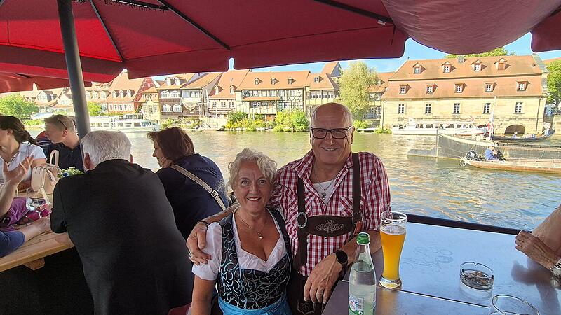 So schön ist es im Regnitz-Biergarten der Brauerei Gänstaller bei der Sandkerwa: Im Hintergrund die Gärten der Anwohner Klein-Venedigs