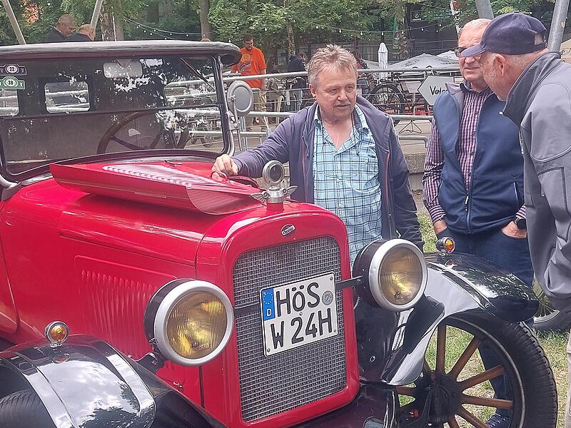 Fachsimpeln ist fester Bestandteil des Oldtimerfr&uuml;hschoppens.
