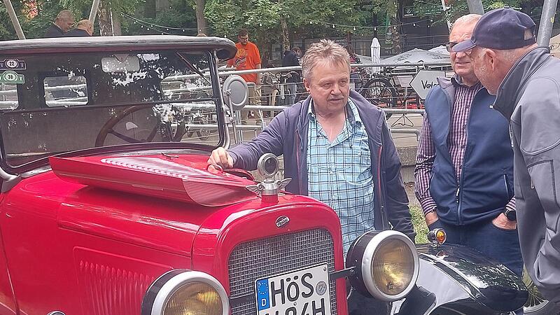 Fachsimpeln ist fester Bestandteil des Oldtimerfrühschoppens. Fachsimpeln ist fester Bestandteil des Oldtimerfrühschoppens.