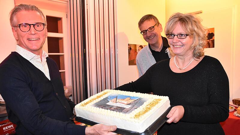 Eine Torte für Wolfgang Krebs mit „Romeo und Julia“ als Motiv, dem Stück der ersten Sommerfestspiele Thurnau. Fördervereinsmitglied Ute Wirt überreichte den Kuchen gemeinsam mit Dietmar Hofmann (1. Vorsitzender des Fördervereins).