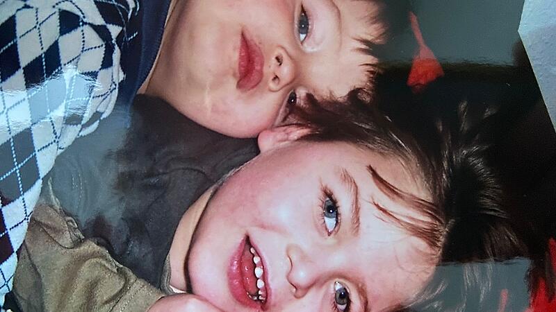 Ein Bild aus gl&uuml;cklichen Kindheitstagen: Marian Grau (links) mit seinem Ein Bild aus gl&uuml;cklichen Kindheitstagen: Marian Grau (links) mit seinem Bruder Marlon, der im Alter von zw&ouml;lf Jahren starb. Am Freitag (19.01.2024) kommt der heute 21-j&auml;hrige Buchautor f&uuml;r eine Lesung ins Bamberger Kinderhospiz Sternenzelt. Bruder Marlon, der im Alter von zw&ouml;lf Jahren starb.