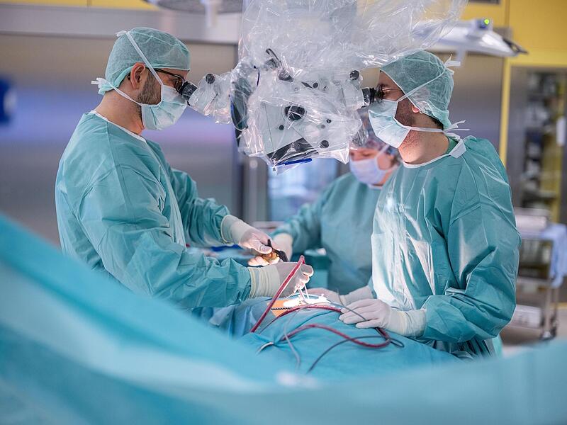 Die Neuro- und Wirbels&auml;ulenchirurgie am Klinikum Kulmbach will Dr. Amer Haj (links) noch weiter ausbauen. Auch komplexe Operationen am Kopf sollen k&uuml;nftig m&ouml;glich sein, um Patienten wohnortnah versorgen zu k&ouml;nnen.