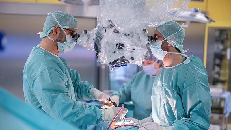 Die Neuro- und Wirbels&auml;ulenchirurgie am Klinikum Kulmbach will Dr. Amer Haj (links) noch weiter ausbauen. Auch komplexe Operationen am Kopf sollen k&uuml;nftig m&ouml;glich sein, um Patienten wohnortnah versorgen zu k&ouml;nnen.