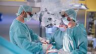 Die Neuro- und Wirbels&auml;ulenchirurgie am Klinikum Kulmbach will Dr. Amer Haj (links) noch weiter ausbauen. Auch komplexe Operationen am Kopf sollen k&uuml;nftig m&ouml;glich sein, um Patienten wohnortnah versorgen zu k&ouml;nnen.