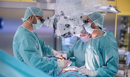 Die Neuro- und Wirbels&auml;ulenchirurgie am Klinikum Kulmbach will Dr. Amer Haj (links) noch weiter ausbauen. Auch komplexe Operationen am Kopf sollen k&uuml;nftig m&ouml;glich sein, um Patienten wohnortnah versorgen zu k&ouml;nnen.