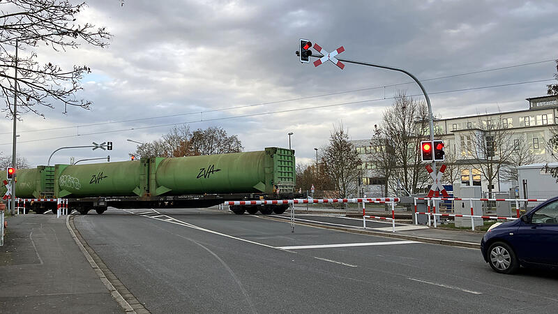Endlich wieder mit einer regul&auml;ren Schranke ausgestattet: Der Bahn&uuml;bergang an der Tennenloher Stra&szlig;e in Erlangen