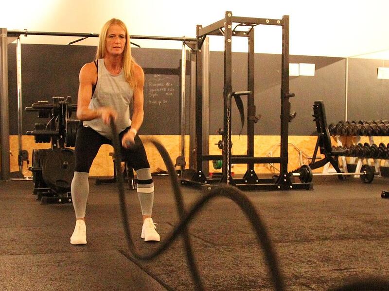 Hier trainiert Jutta Kurt mit Schwungseilen, sogenannten Battle Ropes. Hier trainiert Jutta Kurt mit Schwungseilen, sogenannten Battle Ropes.