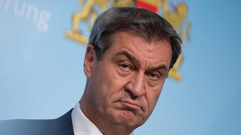 Markus S&ouml;der  bei der  kurzfristig anberaumten Pressekonferenz am Sonntag. Er h&auml;lt an seinem Stellvertreter Hubert Aiwanger (Freie W&auml;hler) fest.