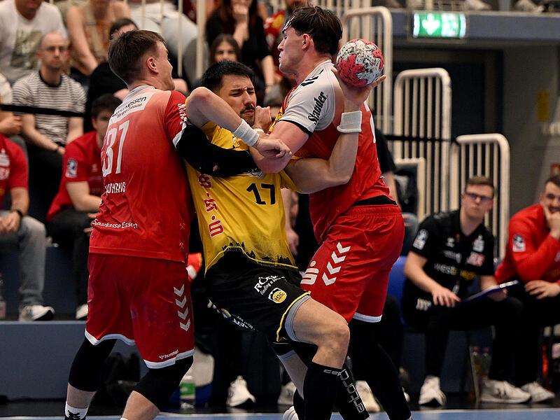 TuSEM Essen vs. HSC 2000 Coburg - 2. Handball Bundesliga 2025/26 - 31. Spieltag Der Coburger Nejc Planinsek beißt sich in dieser Szene gegen Max Neuhaus (links) und Tom Wolf (rechts) die Zähne aus. Wie das gesamte Coburger Team am Sonntagnachmittag.
