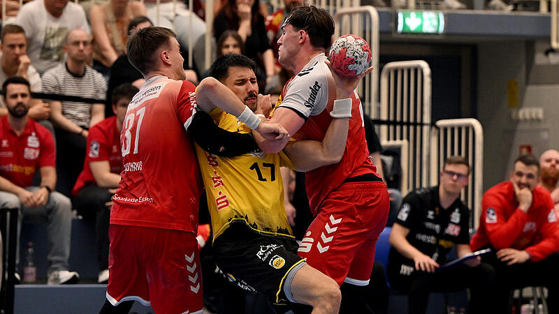 Der Coburger Nejc Planinsek bei&szlig;t sich in dieser Szene gegen Max Neuhaus (links) und Tom Wolf (rechts) die Z&auml;hne aus. Wie das gesamte Coburger Team am Sonntagnachmittag.