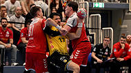 TuSEM Essen vs. HSC 2000 Coburg - 2. Handball Bundesliga 2025/26 - 31. Spieltag Der Coburger Nejc Planinsek beißt sich in dieser Szene gegen Max Neuhaus (links) und Tom Wolf (rechts) die Zähne aus. Wie das gesamte Coburger Team am Sonntagnachmittag.