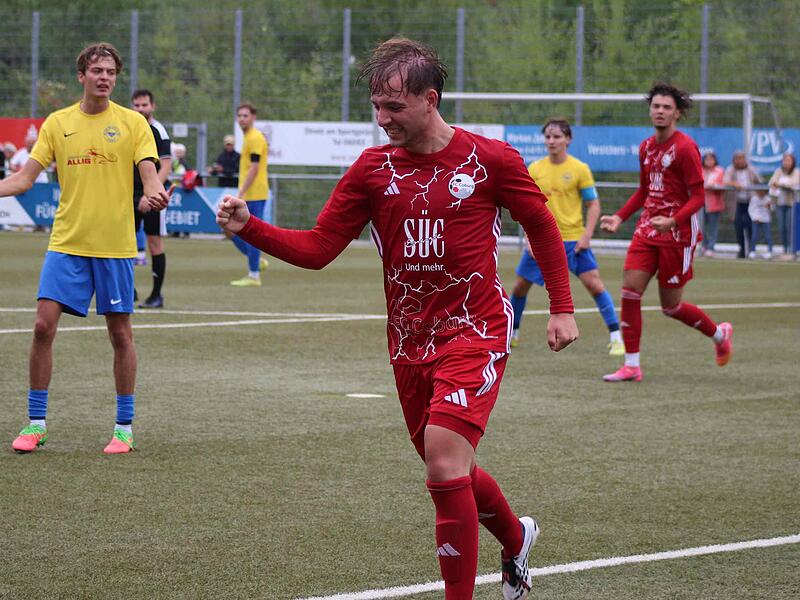 Luca Oikonomides jubelt über seinen Führungstreffer in Hain. Luca Oikonomides jubelt über seinen Führungstreffer in Hain.