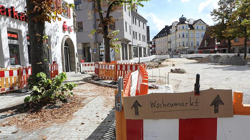 Ein aufgemaltes Schild an einer Absperrung an der Kreiselbaustelle: Die Marktbetreiber w&uuml;nschen sich bessere Hinweise auf ihren jetzigen Standort.Forchheim & Fr&auml;nkische Schweiz