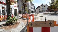 Ein aufgemaltes Schild an einer Absperrung an der Kreiselbaustelle: Die Marktbetreiber wünschen sich bessere Hinweise auf ihren jetzigen Standort.Forchheim & Fränkische Schweiz