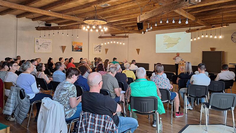 Viele Interessenten waren zur Beteiligungsveranstaltung in der Kulturscheune M&uuml;hlhausen gekommen.