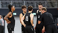 Anton Gavel (rechts) hat mit seinem Team beim Vizemeister Ulm gewonnen.