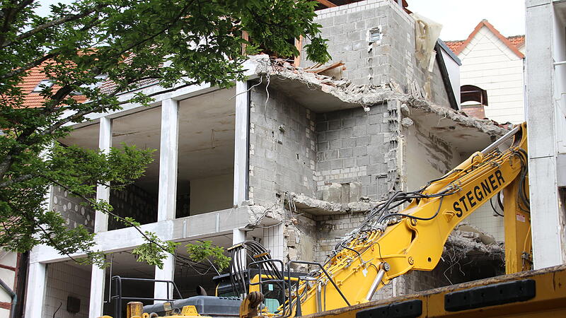 Abrissarbeiten im Lohgraben in Coburg: Der r&uuml;ckw&auml;rtige Geb&auml;udeteil der ehemaligen Fleischwarenfabrik Schlick verschwindet.