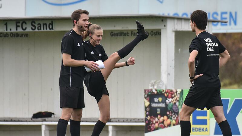 Schiedsrichterin Davina Lutz gibt beim Aufw&auml;rmen vor der Bayernliga-Partie zwischen dem FC Sand und der DJK Don Bosco Bamberg eine gute Figur ab.