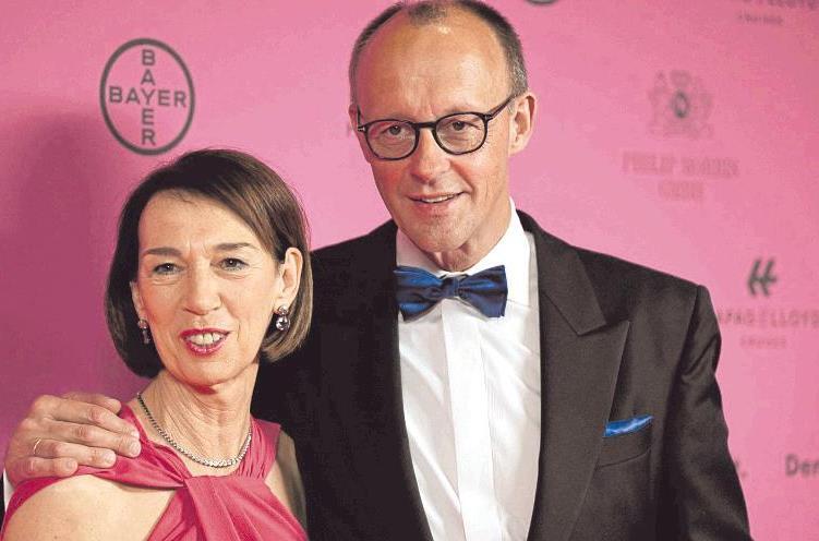Friedrich Merz mit seiner Frau Charlotte. Die beiden sind seit 1981 verheiratet. Friedrich Merz mit seiner Frau Charlotte. Die beiden sind seit 1981 verheiratet.