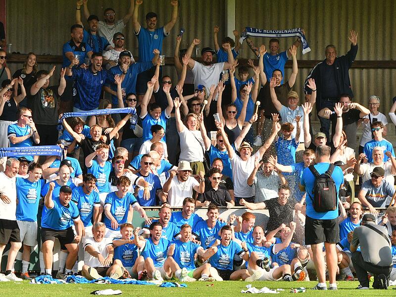 Jubel bei den Herzogenaurachern samt mitgereistem Anhang: Sie haben durch den 3:1-Relegationserfolg in Lichtenfels den Aufstieg in die Landesliga geschafft.