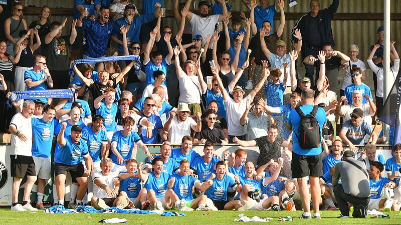 Jubel bei den Herzogenaurachern samt mitgereistem Anhang: Sie haben durch den 3:1-Relegationserfolg in Lichtenfels den Aufstieg in die Landesliga geschafft. Jubel bei den Herzogenaurachern samt mitgereistem Anhang: Sie haben durch den 3:1-Relegationserfolg in Lichtenfels den Aufstieg in die Landesliga geschafft.