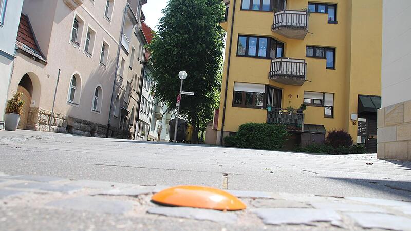 Hier stand mal ein Pfosten, der die Durchfahrt von der M&uuml;hlgasse (im Hintergrund) zur L&ouml;wenstra&szlig;e versperrte.
