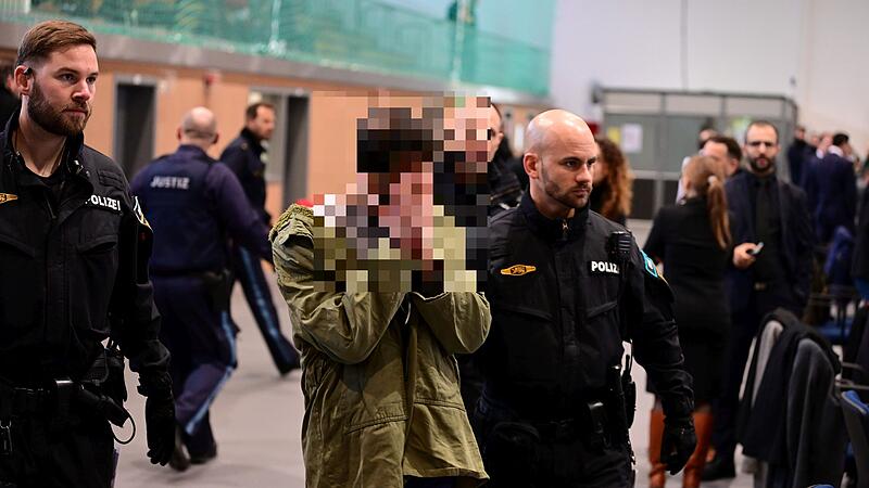Einer der Angeklagten wird in den Gerichtssaal gef&uuml;hrt
