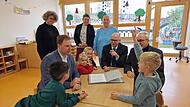 David Hettiger (Vorstand Caritasverband Bad Kissingen), Oberb&uuml;rgermeister Dirk Vogel und Diakon Christoph Glaser im Gespr&auml;ch mit Kindergartenkindern in Reiterswiesen. Mit im Bild stehend von links: Karin Matuschka (Leiterin Kindergarten Arnshausen), Stefanie Kauffmann (Referatsleiterin f&uuml;r Schulen und Kindertagesst&auml;tten, Stadt Bad Kissingen) und Jeanette Hahn (Leiterin Kindergarten Reiterswiesen).