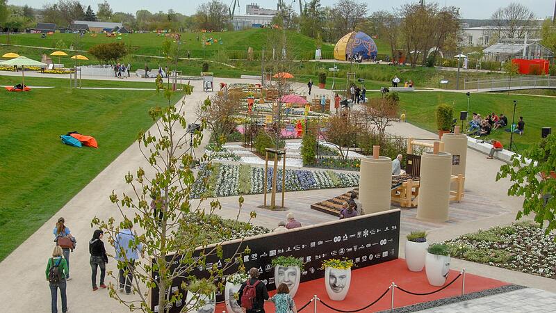 Blick auf die Insel: Im Hintergrund das Zelt der Religionen, das jetzt am Markusplatz steht. Blick auf die Insel: Im Hintergrund das Zelt der Religionen, das jetzt am Markusplatz steht.