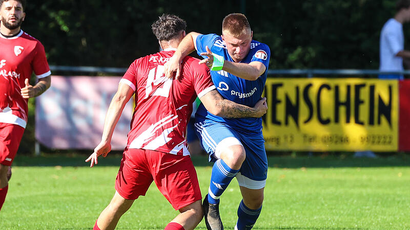 Der Antritt von Mitwitzer Spielführer Moritz Büttner endet im Arm des Kronachers Hendrik Wilke, der ihn nur mit einem Foul bremsen kann. In einem mitreißenden Match hat sich der FCM nach 0:3-Rückstand noch mit 4:3 behauptet. Der Antritt von Mitwitzer Spielführer Moritz Büttner endet im Arm des Kronachers Hendrik Wilke, der ihn nur mit einem Foul bremsen kann. In einem mitreißenden Match hat sich der FCM nach 0:3-Rückstand noch mit 4:3 behauptet.
