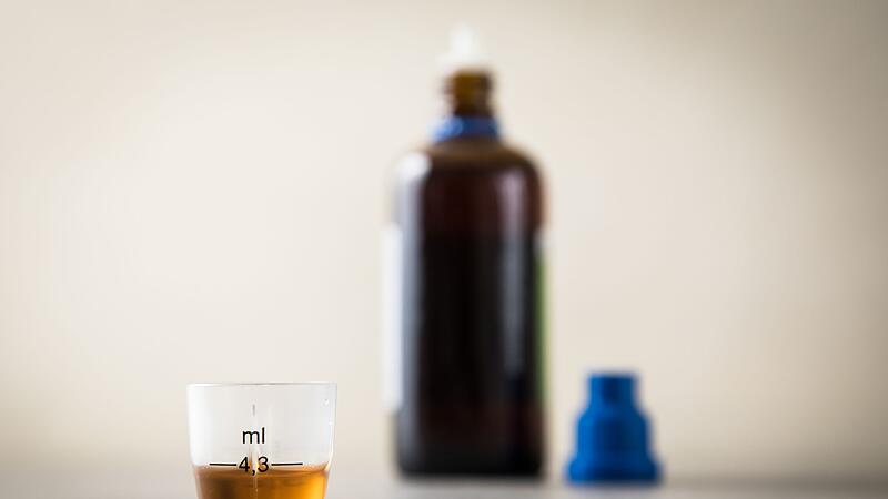 Hustensaft auf einem Tisch