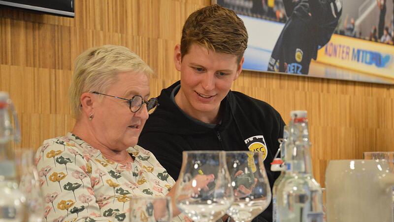 Der Neuzugang kommt bei den Fans an: Viktor Glatthard (re.) im Gespräch mit Ramona Heinrich. Die Coburgerin sagt: „Viktor ist ein ganz, ganz freundlicher junger Mann.“ Der Neuzugang kommt bei den Fans an: Viktor Glatthard (re.) im Gespräch mit Ramona Heinrich. Die Coburgerin sagt: „Viktor ist ein ganz, ganz freundlicher junger Mann.“