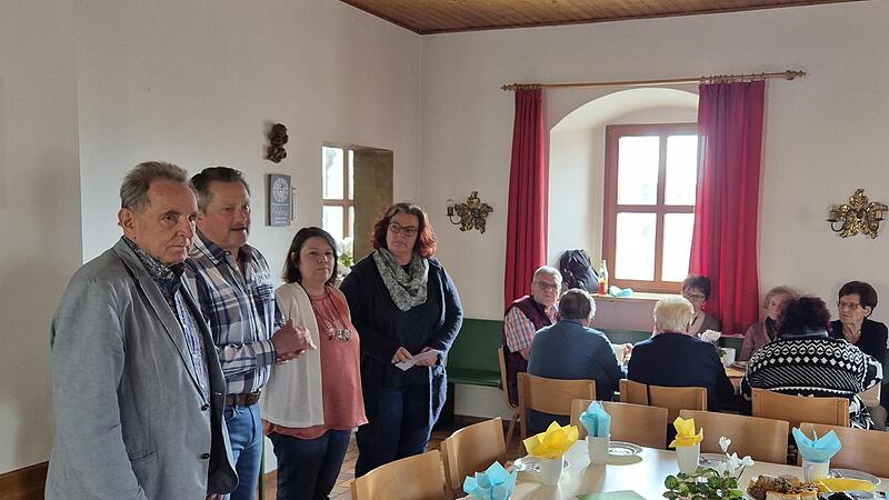 Bei Kaffee und Kuchen, den der Obst- und Gartenbauverein Altenbanz organisiert hatte, informierten v. l. Walter Mackert (Seniorenbeauftragter der Stadt Bad Staffelstein), Jürgen Hagel (Polizeiinspektion Lichenfels), Katja Brade und Bianca Geiger ü...