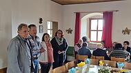 Bei Kaffee und Kuchen, den der Obst- und Gartenbauverein Altenbanz organisiert hatte, informierten v. l. Walter Mackert (Seniorenbeauftragter der Stadt Bad Staffelstein), Jürgen Hagel (Polizeiinspektion Lichenfels), Katja Brade und Bianca Geiger ü...