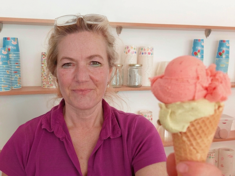 Brigitte Frey-H&uuml;bschmann schlie&szlig;t ihre Fr&auml;nkische Eis-Werkstatt in der Birkenfelderstra&szlig;e in Forchheim.