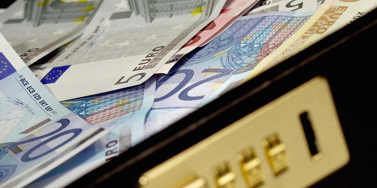 Die EU will bei 10 000 Euro die Obergrenze für Bargeld-Zahlungen ziehen. Die EU will bei 10 000 Euro die Obergrenze für Bargeld-Zahlungen ziehen.